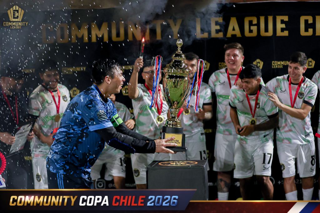 Capitán recibiendo el trofeo