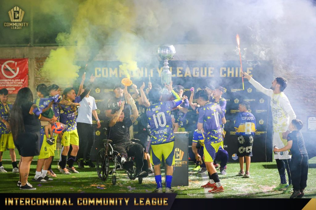 Esfuerzo (levantando la copa)